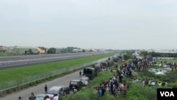 台湾民众聚集在战备道旁等待观看战机起降演练。(美国之音萧洵)