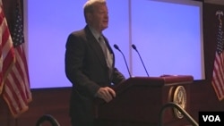 2016年11月9日,美国驻华大使博卡斯谈美国大选后的美中关系及美国对外政策。(美国之音叶兵拍摄)