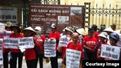 Biểu tình bên ngoài cuộc triển lãm Cải cách Ruộng đất ở Hà Nội.