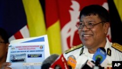 Phó Giám đốc Cơ quan Hàng hải Malaysia, Ahmad Abdul Puzi Kahar, cầm hình chiếc tàu chở dầu Malaysia MT Orkim Harmony bị cướp trong một cuộc họp báo tại Kuala Lumpur, Malaysia, ngày 15/6/2015.