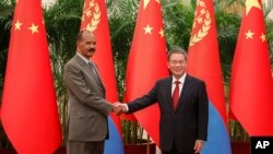 2023年5月15日,中国国务院总理李强(右)和厄立特里亚总统阿费沃基在北京人民大会堂会晤时握手