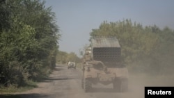 乌军一辆BM-21多管火箭炮车行驶在扎波罗热州前线附近。(2023年8月31日)