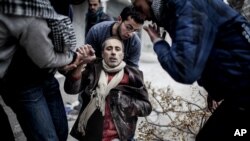 Wata ‘yar kasuwa Esther, a cikin rumfanta da aka sake gina mata a kasuwa. ’Yan Boko Haram sun kona kasuwar a watan Fabareru da Afrilu na 2013. Esther ta tsalake rijiya da baya amma tace rayuwarta ya samu canji har abada, 26 ga Mayu.