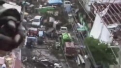 Nhân viên cứu trợ ở Philippines chật vật đến với nạn nhân bão Nhân viên cứu trợ ở Philippines chật vật đến với nạn nhân bão