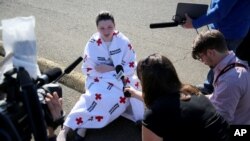 乌姆普夸社区大学学生汉娜·迈尔斯接受记者采访,当时她就在枪击案隔壁的教室里。(2015年10月1号)