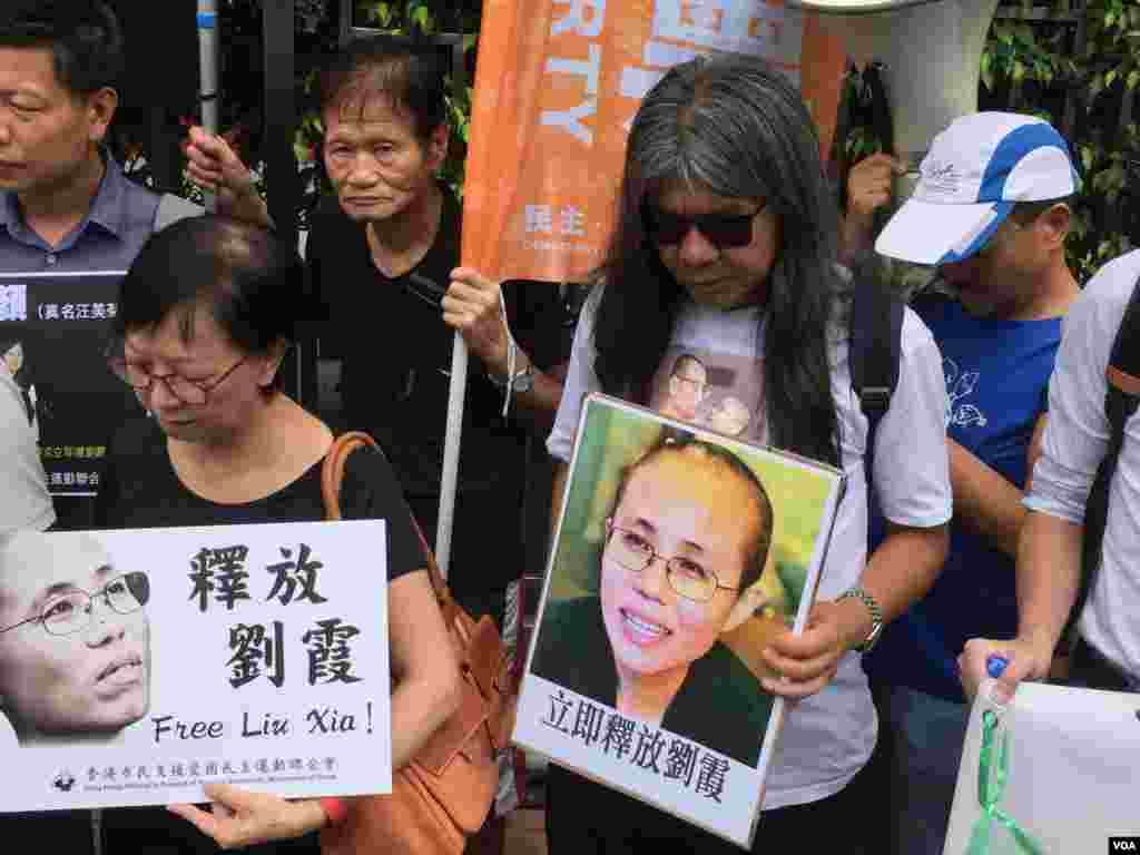 香港支联会2017年8月2日到中央政府驻港机构中联办前抗议拘捕海祭公民,要求还刘霞自由 (美国之音记者 海彦拍摄)