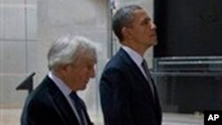 Tổng thống Obama (phải) cùng với ông Elie Wiesel, một người sống sót trong nạn diệt chủng người Do Thái và từng được trao giải Nobel Hòa Bình đến thăm Viện bảo tàng Holocaust hôm 23/4/12