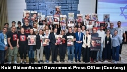 资料照片:以色列总统赫尔佐格会晤被哈马斯劫为人质的家人。(2023年10月22日)