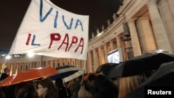 天主教信众在梵蒂冈欢呼新教宗的产生