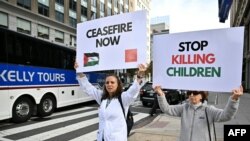 巴勒斯坦人示威者在美国华盛顿打出立即停火的标语牌。资料照