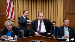 众议院司法委员会主席纳德勒(中)抵达会场,准备开始就特朗普总统是否妨碍司法举行听证。(2019年6月10日)