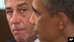 Chủ tịch Hạ viện John Boehner (trái) lắng nghe Tổng thống Obama nói chuyện với các nhà báo