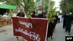 မန္တလေး ဆန္ဒပြပွဲတခုတွင် ပါဝင်ခဲ့သည့် သံဃာတော်များ။ ၈ ဖေဖော်ဝါရီ ၂၀၂၁