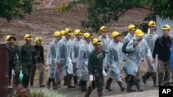 泰国营救人员2018年7月10日继续岩洞救人行动(美联社)