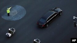 据信是金正恩乘坐的黑色轿车2019年1月9日驶过北京长安街(美联社)