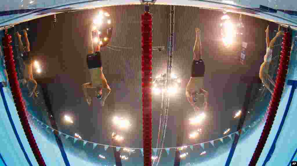 2 vận động viên Mỹ Michael Phelps (trái) và Ryan Lochte bắt đầu trận tranh tài 200 mét nam hỗn hợp cá nhân tại Trung tâm Thể thao Dưới nước, Aquatics Centre. (AP Photo/Mark J. Terrill)