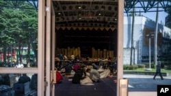 2024年1月12日(星期五),在台湾新北市,工作人员为周六的选举准备投票站的材料。(美联社)