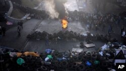 US actresses Parker Posey (L) and Emma Stone pose during a photocall for the film "Irrational Man" at the 68th Cannes Film Festival in Cannes, southeastern France.