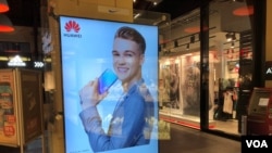 在捷克共和国布拉格一家大型购物中心内的华为广告。(2018年9月29日)