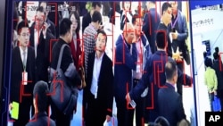 中国海康威视开发的人脸识别技术在北京举行的中国社会公共安全产品博览会上展示。(2018年10月23日)