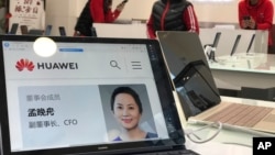 2018年12月6日北京华为商店电脑上展示的华为首席财务官(CFO)孟晚舟资料。