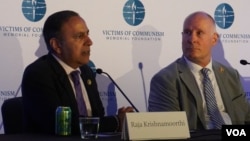 美国国会众议院中共特设委员会两党领袖出席共产主义受难者基金会活动发表讲话。左为委员会首席民主党议员拉贾·克里希纳莫蒂,右为委员会主席约翰·穆勒纳尔。(美国之音记者李逸华拍摄)