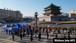 中国陕西西安民众排队接受新冠病毒检测。(2021年12月21日)