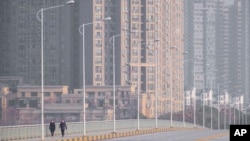 封城后的武汉市大马路上人烟稀少