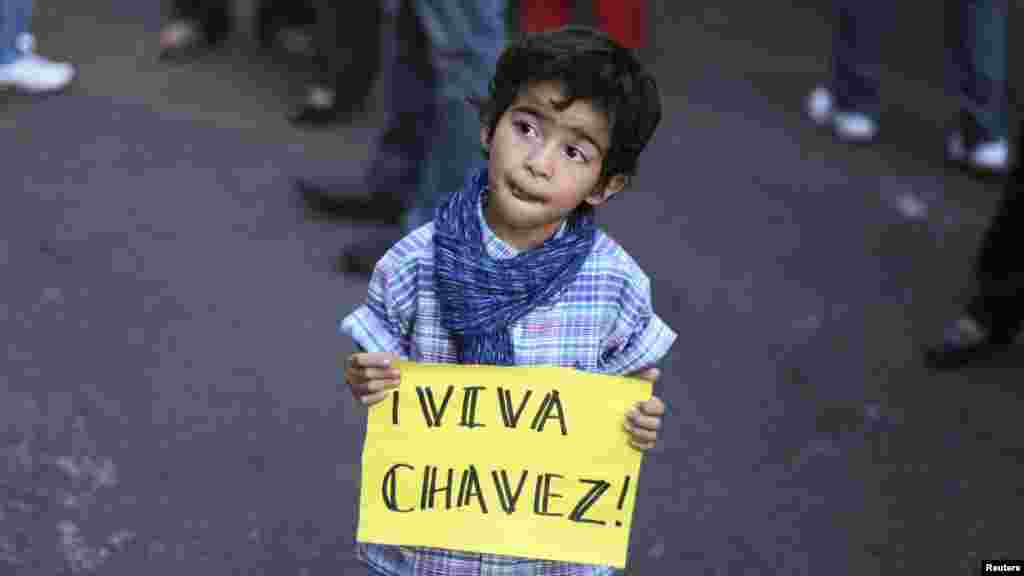 2013年3月6日,一名小男孩在洪都拉斯首都特古西加尔巴手持“查韦斯万岁”的标语牌。