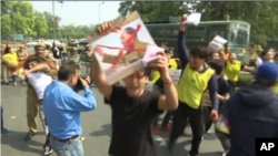 流亡藏人当地时间星期五(3月10号)在印度首都新德里的中国使馆外举行抗议活动。(视频截图)