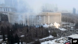 在哈萨克斯坦的抗议活动期间,烟雾从阿拉木图市政厅升起。(2022年1月5日)