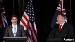 美国国防部长埃斯珀(左)2019年8月4日在澳大利亚悉尼的一个记者会上讲话,美国国务卿蓬佩奥站在一旁。