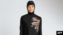 Một phụ nữ mặc burkini che kín từ đầu tới chân.