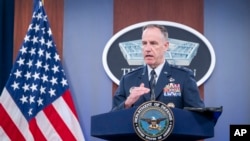 五角大楼新闻秘书帕特·莱德少将星期四承认,现在驻扎在叙利亚的美军约有2000人。(美联社:2024年12月20日)