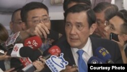 台湾总统马英九在回程专机上接受随团媒体提问 (2015年11月7日,台湾寰宇新闻提供)