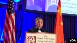 中国驻美大使馆副馆长李克新公使星期四在出席美中政策基金会的年度晚宴时发表讲话(美国之音莉雅拍摄)