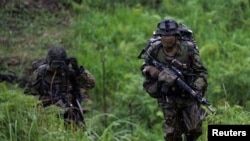 资料照:参加美日法联合军演中的日本自卫队士兵。(2021年5月15日)