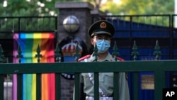 资料照片:瑞典驻中国大使馆举行多元文化周开幕式期间,一名中国准军事警察在外站岗。(2023年5月12日)