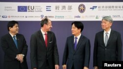 台湾总统赖清德在台北举办的台湾-欧洲投资论坛上与欧洲经济贸易办公室主任卢茨·盖尔纳 (Lutz Guellner)交谈。(2024年11月18日)