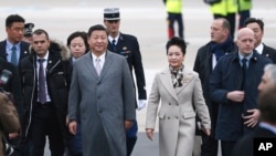中国国家主席习近平和夫人彭丽媛抵达巴黎郊外的机场(2015年11月29日)