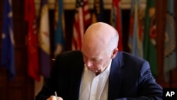 蒙大拿州长格雷格·詹福尔特(Greg Gianforte)2023年5月17日签署法案禁止中国公司拥有的TikTok在该州运作。(蒙大拿州长办公室照片)