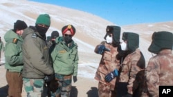 印度陆军提供:印度和中国军官2021年2月10日,在印中边境拉达克的班公湖地区举行会议。(美联社照片)