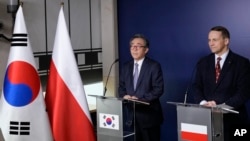 2025年3月5日,韩国外交部长赵兑烈(左)和波兰外交部长拉德克·西科尔斯基在波兰华沙外交部会晤后发表声明。
