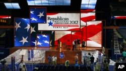 Công nhân chuẩn bị sân khấu cho Đại hội Toàn quốc Đảng Cộng hòa ở Tampa, Florida, 25/8/12