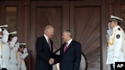 美国副总统拜登访问安卡拉,与土耳其总理耶尔德勒姆握手。(2016年8月24日)