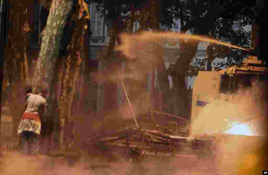 Cảnh sát Thổ Nhĩ Kỳ dùng vòi rồng để đẩy lui người biểu tình tại Besiktas, Istanbul, ngày 2/6/2013.