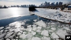 Lautan es mengapung di Boston Harbor, Boston, Rabu, 3 Januari 2018. Setelah sepekan suhu dingin, badai musim dingin diprediksi melanda wilayah Boston dan sekitarnya hari ini, Kamis, 4 Januari 2018. (Foto / Michael Dwyer).