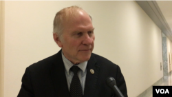 夏伯特众议院在国会接受美国之音记者采访。（2018年3月21日）