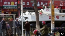 2014年5月1日,中国新疆乌鲁木齐发生暴力事件之后,当地加强了治安保卫力量。图为市内街道上停留的武警装甲车。