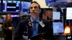 交易员格雷格里·罗伊在纽约证交所交易厅工作。(美联社2020年3月6日摄 )